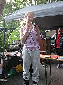 Winnares Janneke Seijsener leest haar winnende verhaal op vanaf Facebook app, Prijsvraag Skate en Sail FNS Bretten 1 juli 2011.jpg