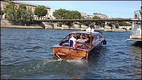 Aanzoek in Parijs op de Seine met cool en comfortabel bootje (2).jpg