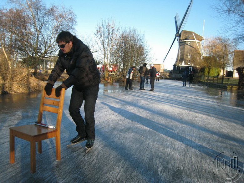 Schaatsen leren met stoel met goed geslepen schaatsen. Fot van Lex and the City