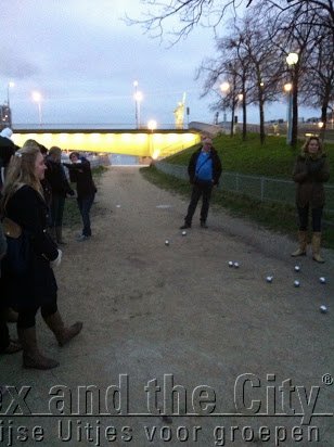 Jeux de Boules bij Eiffeltoren met groep jonge mensen uit Vlaanderen