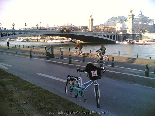 Pont alex lacht ons toe fietsen in parijs 15012006.jpg
