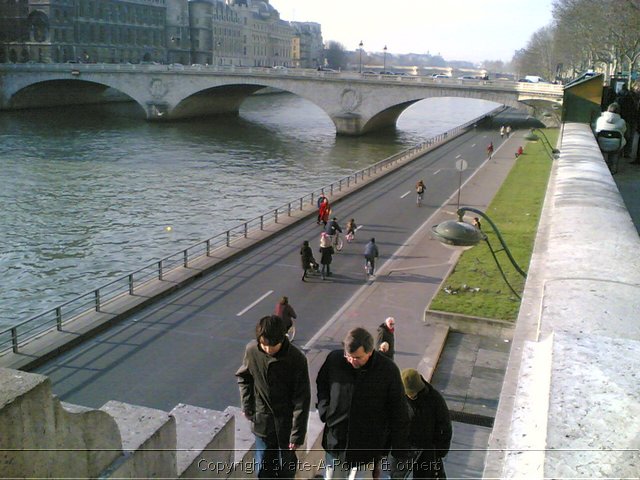 Pont is mooi fietsen in parijs op 15012006.jpg