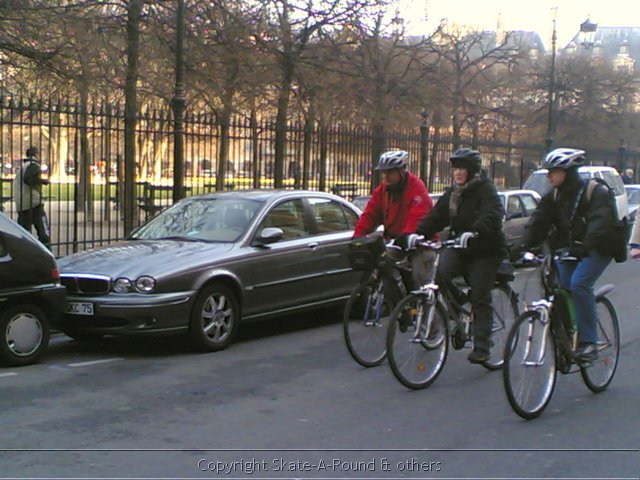 Rich & famous fietsen in parijs op 15012006.jpg