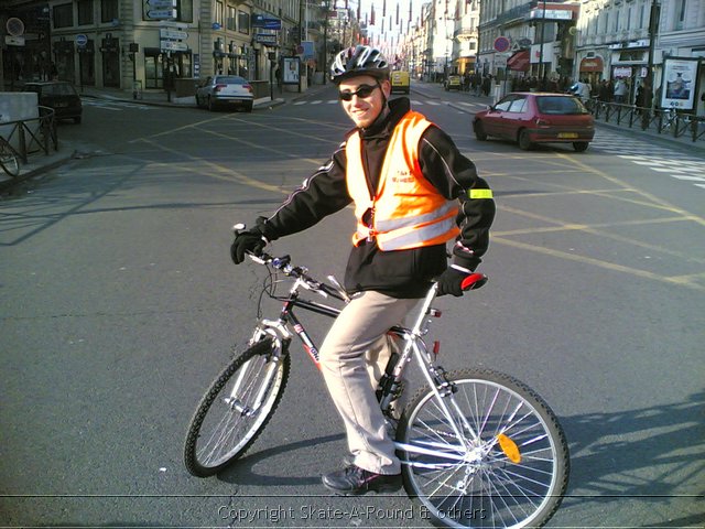 Staff happy fietsen in parijs op 15012006.jpg