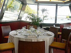 Bedrijfsuitjes Parijs boottocht privé dinner cruise seine (24).jpg