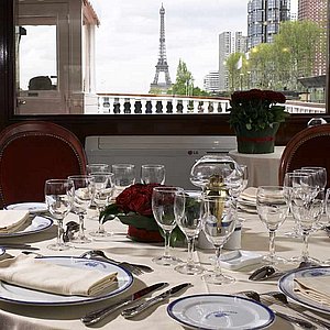 Aan tafel tijdens het huwelijksfeest op de Seine.jpg