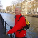 Lokale gids Lex van Buuren met Lex and the City step tijdens een sportief groepsuitje in Amsterdam