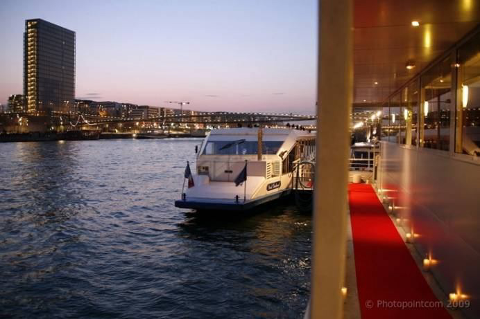 Bedrijfsfeest met eigen boot op de Seine, Parijs. Ontvangst Lex and the City