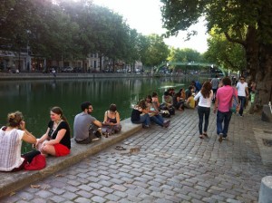 Hippe plek in Parijs, Canal Saint-Martin, leuk voor groepen