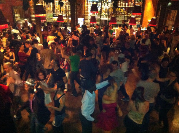 Avondje uit in Parijs in Barrio Latino, Salsa tijdens het vrijgezellenfeest