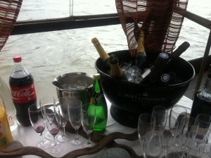 Champagne tijdens een teamuitje in Parijs op de Seine met de boot 