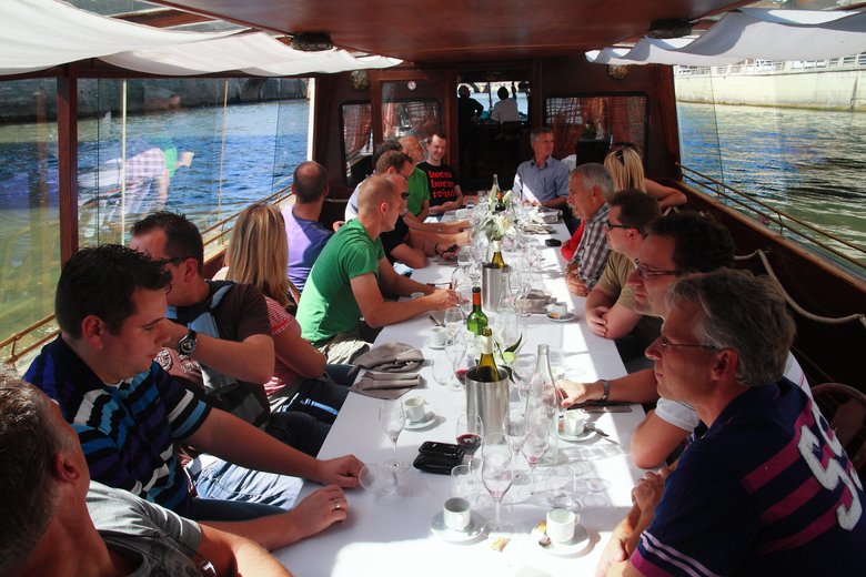 Winetasting at River Seine with Private Boat Teambuilding Paris Teamgame