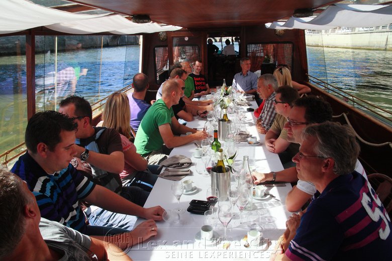 Foto van de lunch van een groep op de privé boot voor 20-30 personen op de Seine.