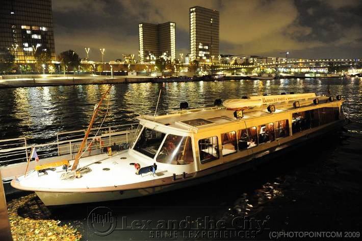 Foto van een te charteren boot op de Seine voor 20 tot max. 35 personen. :)