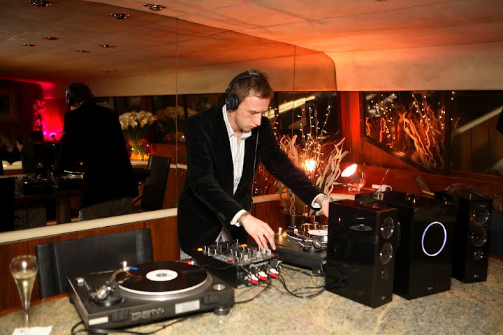 Lex and the City DJ tijdens uw uitje op de boot in Parijs voor uw managementevent op de Seine