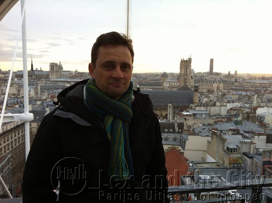 Naar het dakterras van Centre Pompidou, mooi uitzicht op de stad EN op de serveersters