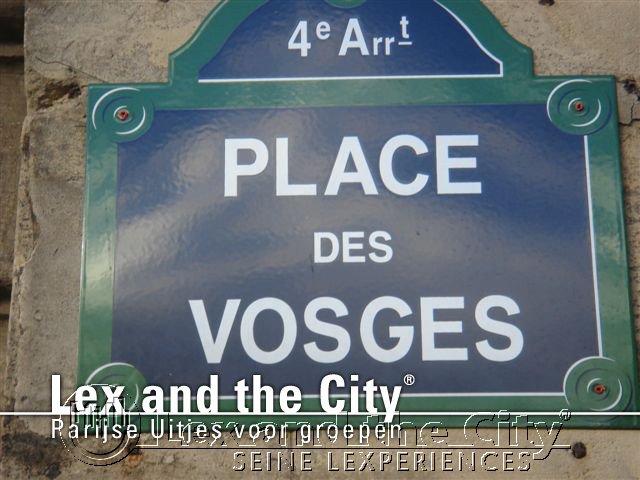 Lex and the City fotografeert in Le Marais op de Place des Vosges. | Onderussen groepen helpen in Parijs met arrangementen