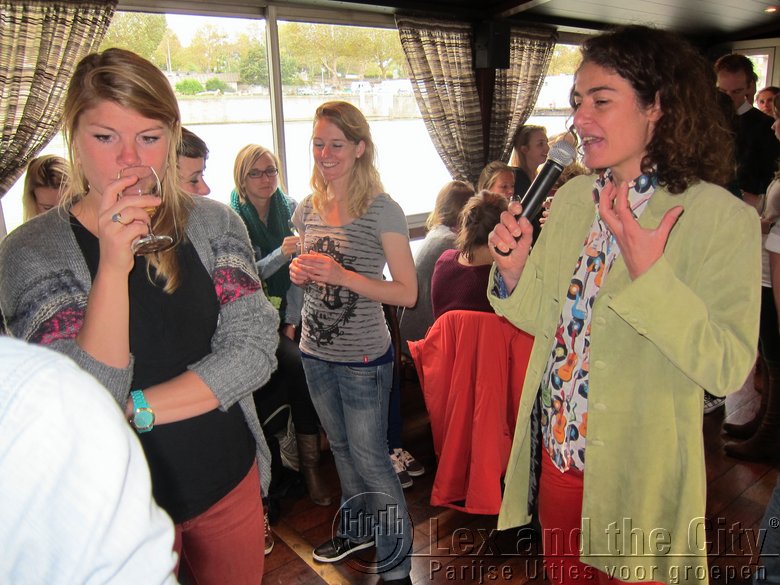 Wijnproeverij op de boot met sommelier Ariane voor de groep