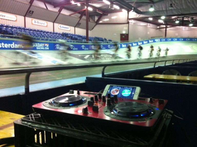 DJ Lextase in het Velodrome tijdens recordpoging met opzwepende muziek