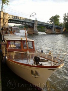 Kleine boot op de Seine voor verhuur bijvoorbeeld een brainstorm sessie