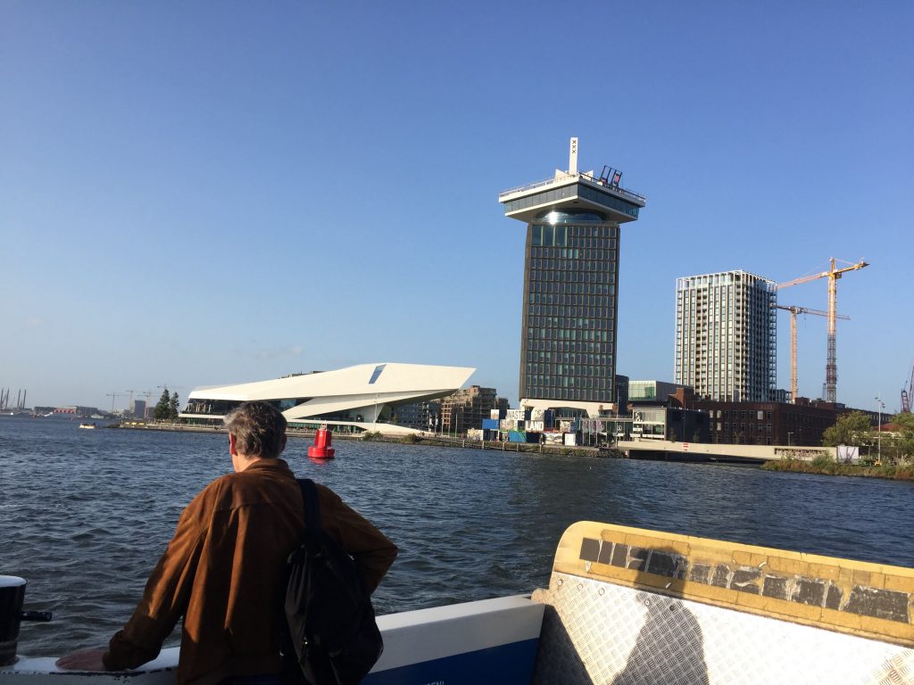 Op de pont naar Amsterdam-Noord tijdens ee fietsuitje op maat met Lex and the City privétours
