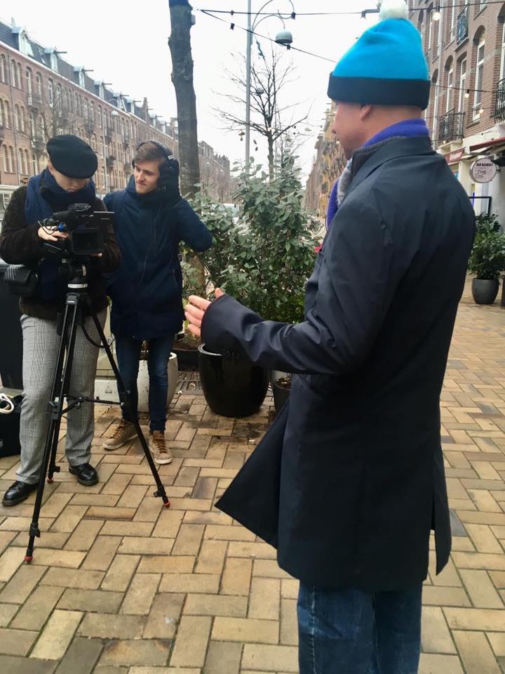 Lex van Buuren als lokale verhalenverteller in Amsterdam Oost. Hij praat hier voor de camera over gentrificatie in De Indische Buurt.