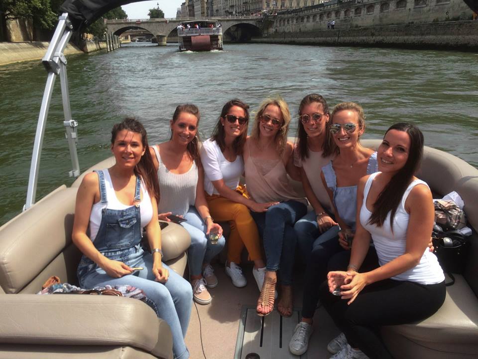 Meidenuitje in Parijs, bijvoorbeeld een vrijgezellenuitje, op een bootje op de Seine met Lex and the City