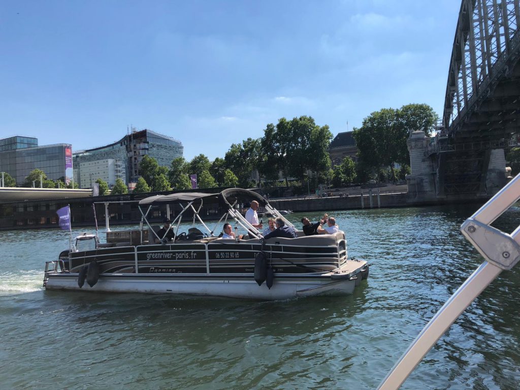 Als adviseur voor bedrijven in Parijs helpt Lex and the City met de juiste keuzes op het gebied van bijvoorbeeld de huur van een boot op de Seine met de groep.