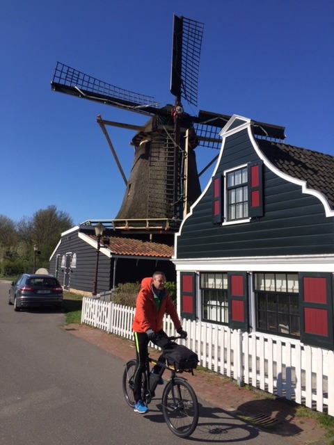 Op weg met de fiets naar de Zaanse Schans. Strak blauwe lucht.