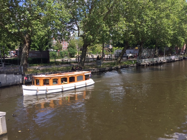 Varen met privé-boot rond de Pijp - Rondleiding Lex and the City Amsterdam