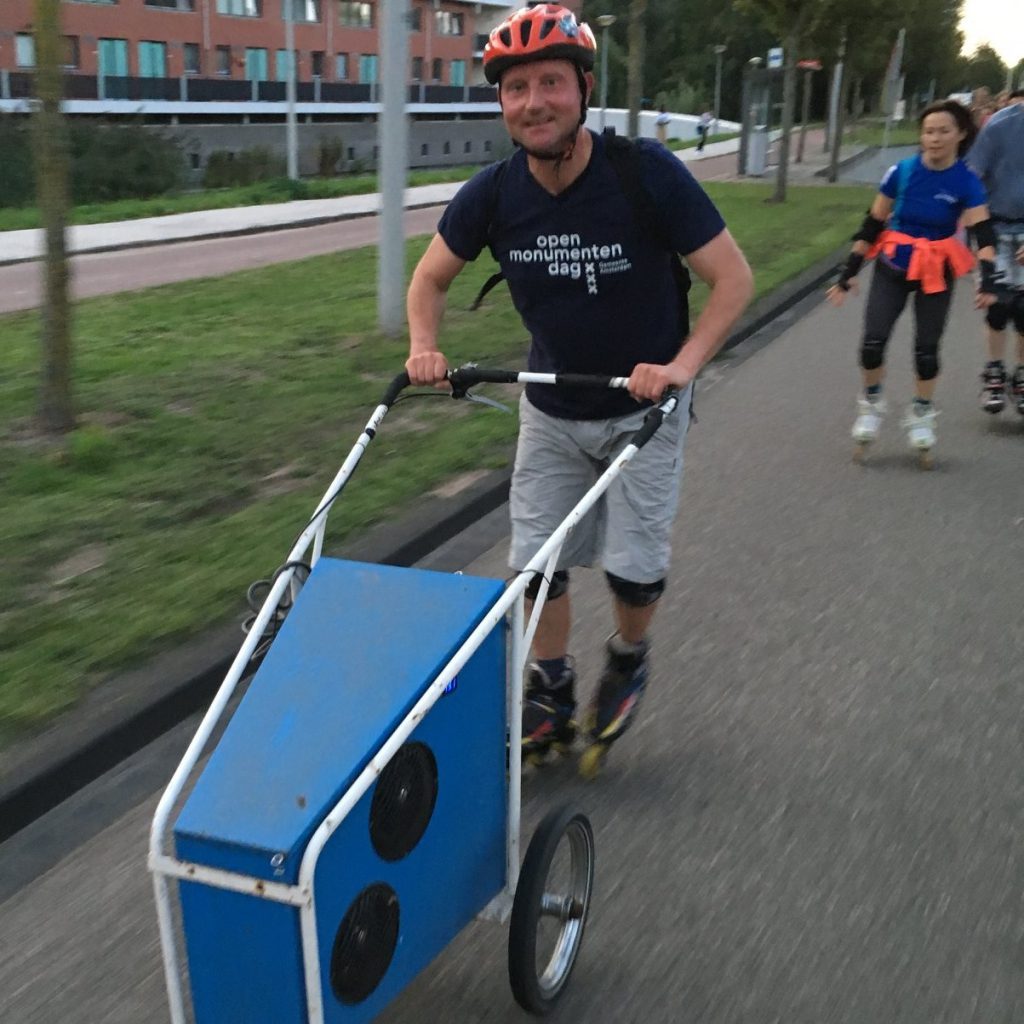 Lex van Buuren is privé skate-leraar en skate-koerier in Amsterdam in Coronavirus crisistijd. Op de foto vrijwilliger FNS mobiele skate DJ