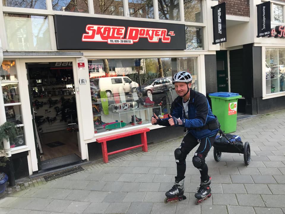 Sportieve bezorger op inline skates in Amsterdam tijdens de Coronavirus crisistijd met de Wheelie. Is normaal lokale Franstalige gids - Lex and the City