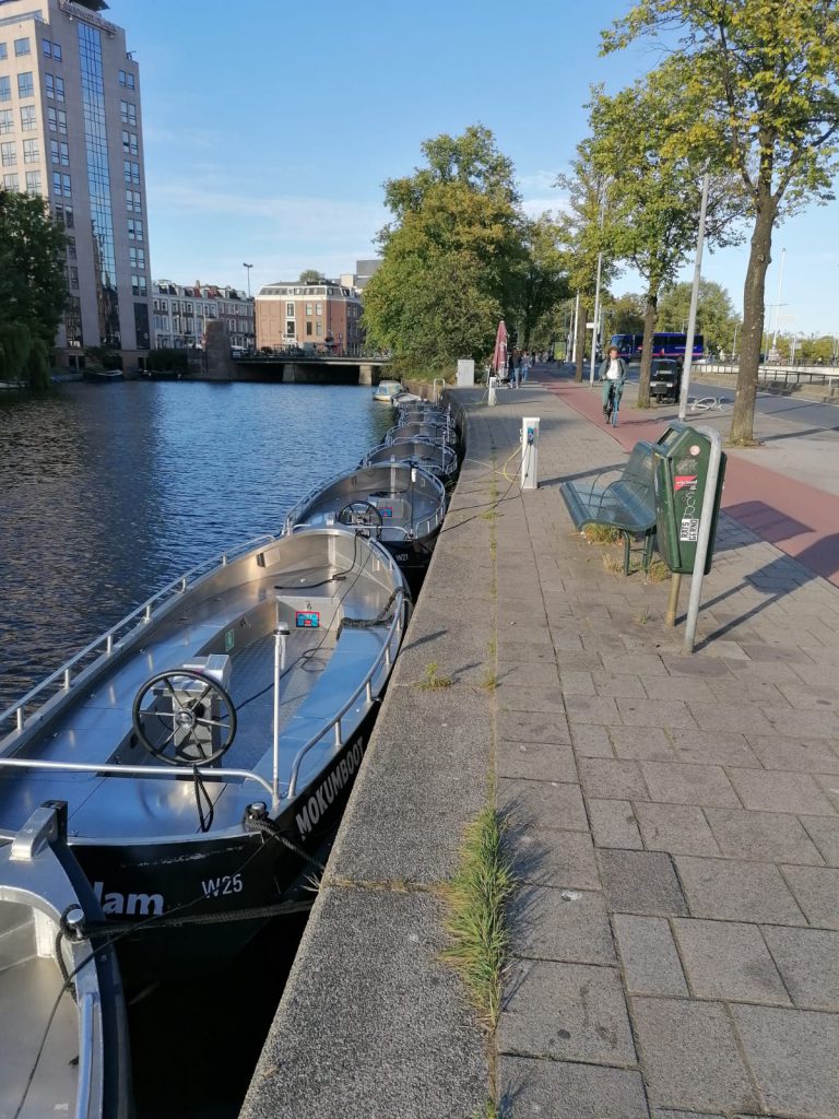 Vaar-arrangement Coronaproof privé boot tour Amsterdam op de grachten - micro-avontuur met lokale gids - Lex and the City Lexperiences met maatwerk