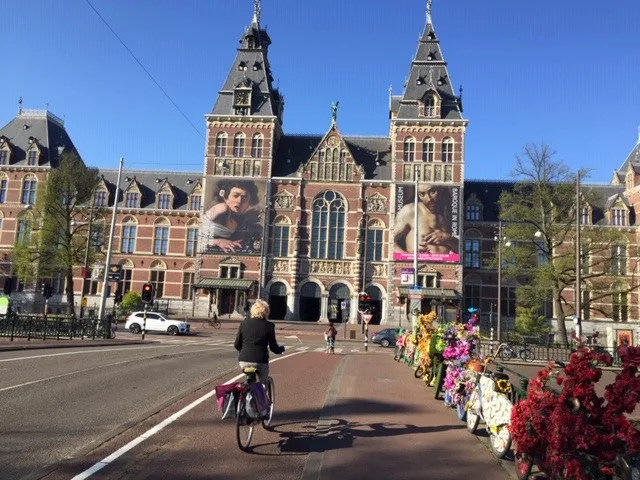 Private guided tours on the bike - Passing by Rijksmuseum Amsterdam on wheels