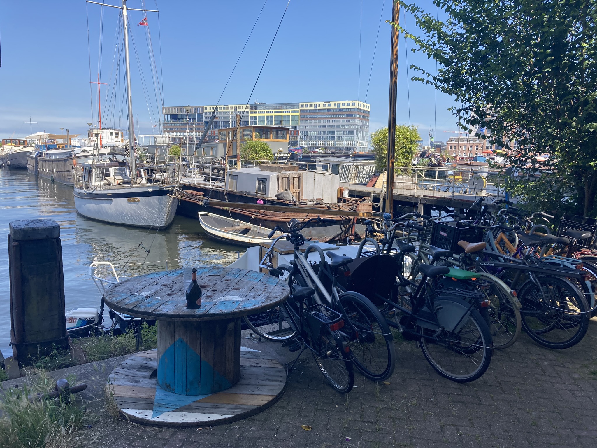 Oude Houthaven Amsterdam - Leuk verborgen plekje langs het water tijdens ongebruikelijke fietstour met Lex and the City gids