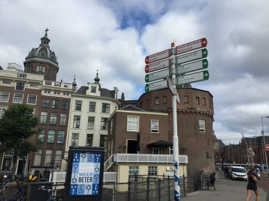Schreierstoren in het historische centrum van Amsterdam met daarachter de Sint-Nicolaasga kerk - Privé gids Lex and the City