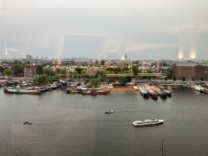 Welke privé rondleiding in ongewoon Amsterdam past bij jullie? | Foto Amsterdam van boven vanaf 6e verdieping OBA