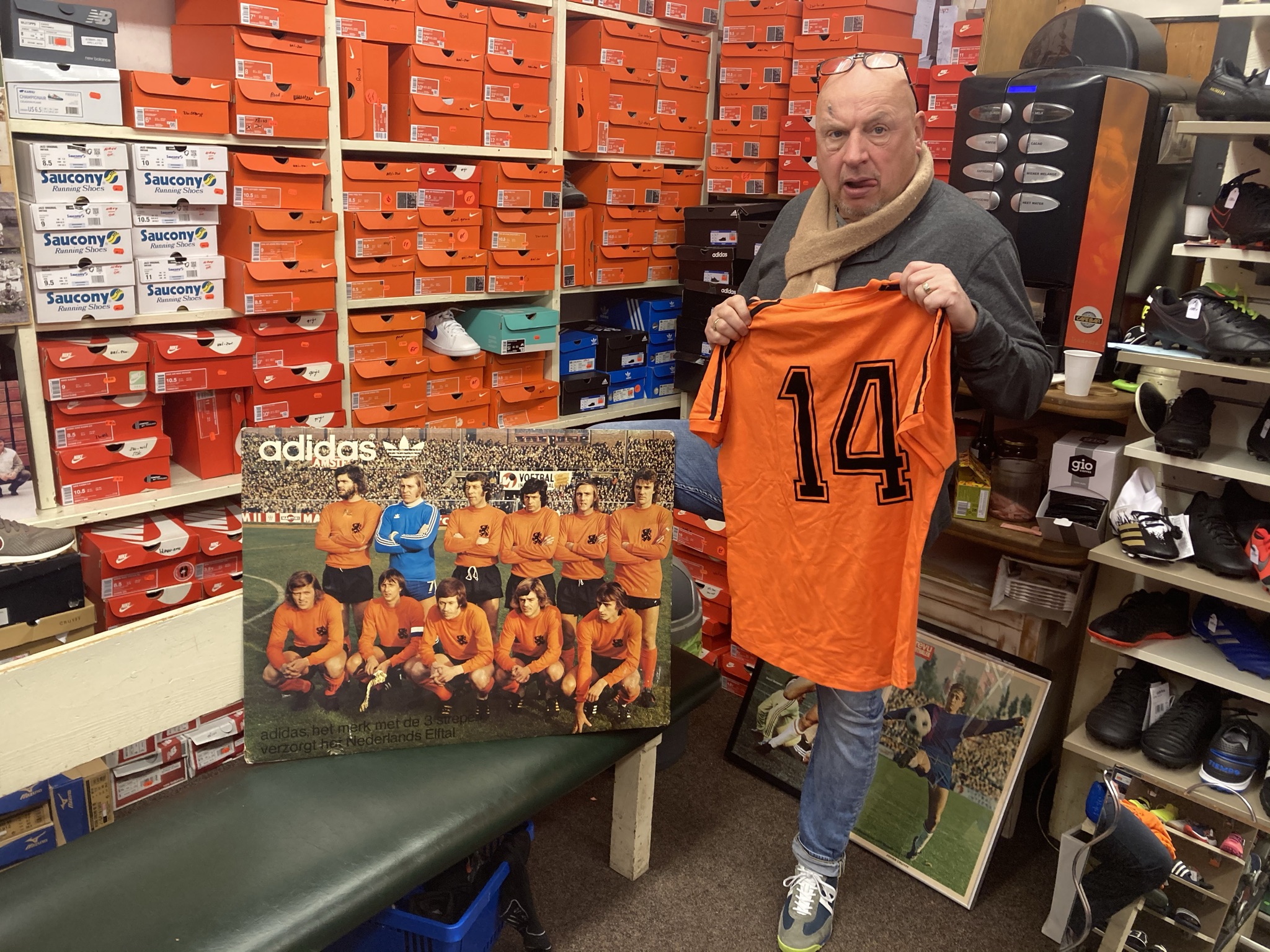 Rob van Straeten pakt in zijn sportzaak Smit-Cruyff de poster van Oranje tegen de Rode Duivels in 1973. De wedstrijd in het Olympisch Stadion die Nederland eigenlijk had moeten verliezen. Want een doelpunt van België wordt onterecht afgekeurd.