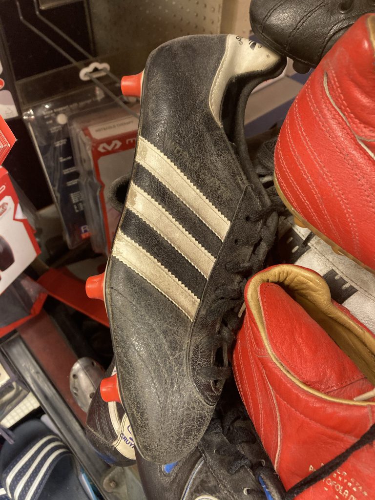 World Cup voetbalschoenen van Adidas in sportzaak Smit-Cruyff in Jordaan - Anecdote van mede-eigenaar Guno Reingoud over één telefoontje Henny Cruijff naar Adi Dassler.