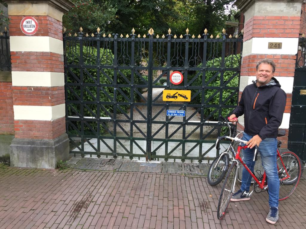 Lokale gids Tomas Merkies voor villa Betty, het duurste huis van Mokum. Aan de Overtoom in Amsterdam - aan het Vondelpark - Blogpost Lex and the City tours