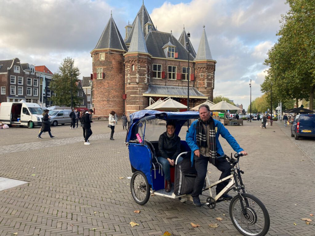 Stadtrundfahrten auf der Straße in Amsterdam auch für Leute die schon etwas älter sind. Oder für Behinderte, mit Rikscha (Fahrrad Taxi.)