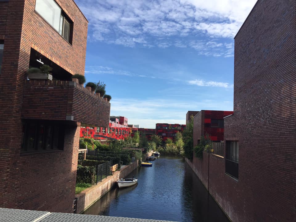 Vernieuwende architectuur op IJburg zie je tijdens een rondleiding met Lex and the City tours