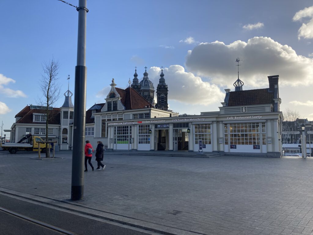 Afspreekpunt groepen -centrum-uitgang CS - Visitors Centre I Amsterdam - voor rondleiding oudste delen van Amsterdam