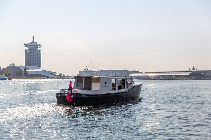 Private electric boat in Amsterdam for max 6 persons - name of boat is Drift Away.