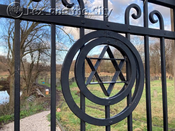 De Joodse begraafplaats tijdens een rondleiding door de Indische Buurt in Amsterdam-Oost
