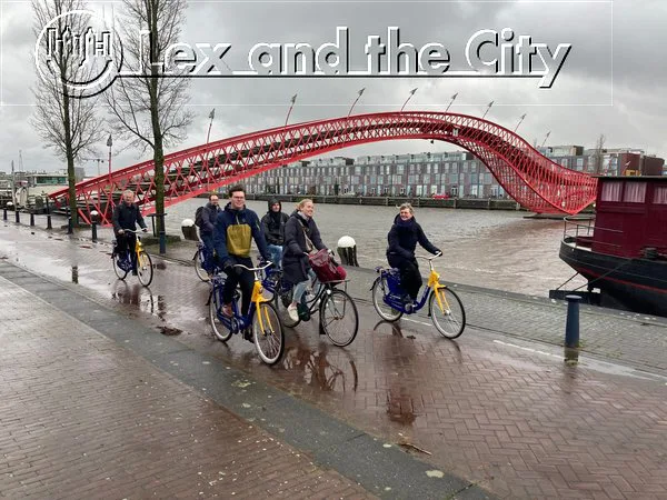 Verjaardags-uitje op de fiets in het Oostelijk Havengebied in Amsterdam Oost bij de Python-brug met Lex and the City
