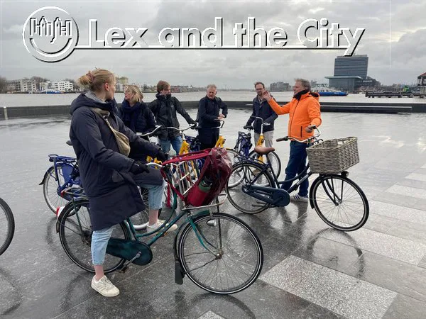 Lokale gids Tomas van Lex and the City tours vertelt een verhaal over Amsterdam-Noord op de fiets met de privé groep.