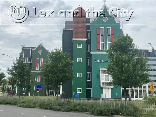 Amazing house during the bike tour to Zaanse Schans, coming from Amsterdam - Lex and the City tours