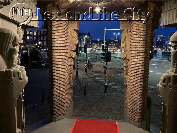 Amsterdam Insolite - Entrée extraordinaire d'un Hôtel 5 étoiles - Patrimoine historique - Image de Lex and the City