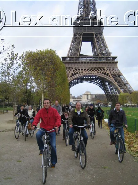 Foto van fietsen langs de Eiffeltoren met een Nederlandstalige Lex and the City gids